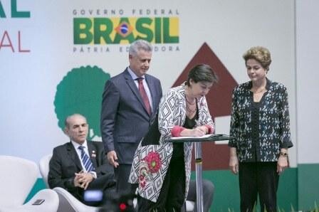 presidenta-dilma-assina-decretos-para-alimentacao-saudavel