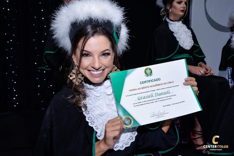 grasieli-danieli-da-upf-recebe-o-certificado-de-honra-ao-merito-academico-do-crn-2