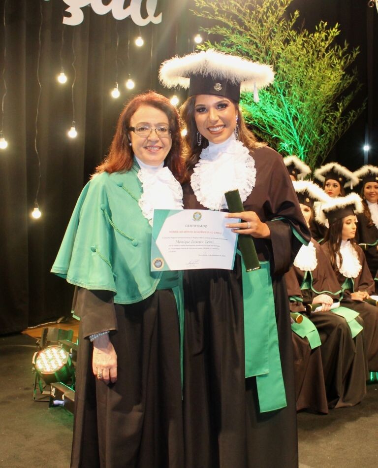monique-censi-da-ufcspa-recebe-o-certificado-de-honra-ao-mrito-do-crn-2